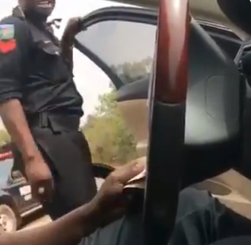 Police Officer Says "God Supports Stealing" While Collecting Bribe (Video)
