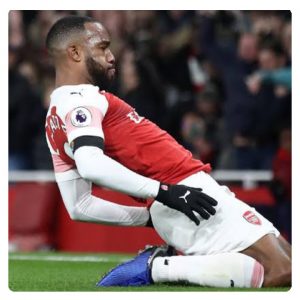 Alexandre Lacazette celebrate his for Arsenal against liverpool