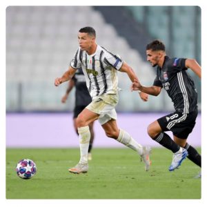 Ronaldo moving the ball in Juventus vs Lyon second leg match