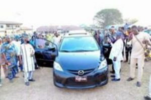 Alaafin Oyo Gifts A New Car To Ajobiewe (Photos)