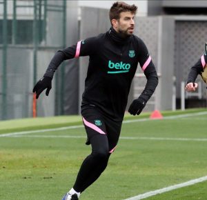 Gerard Pique warming up for #BarcaPSG 