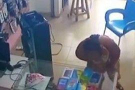 Moment A Lady Caught On Camera Stealing Phone From A Shop In Port-Harcourt (Video)