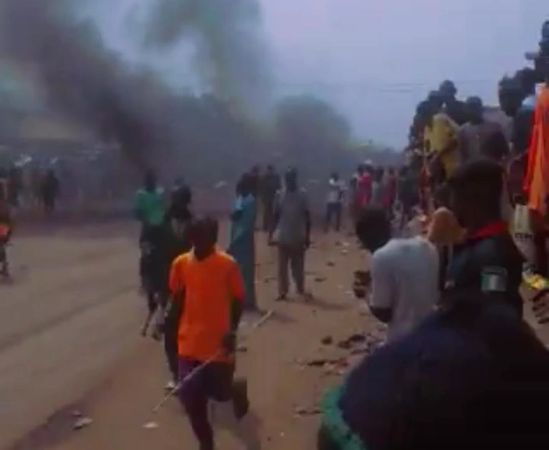 Hoodlums Hijack Protest in Niger State, Steal Food Items From Trucks